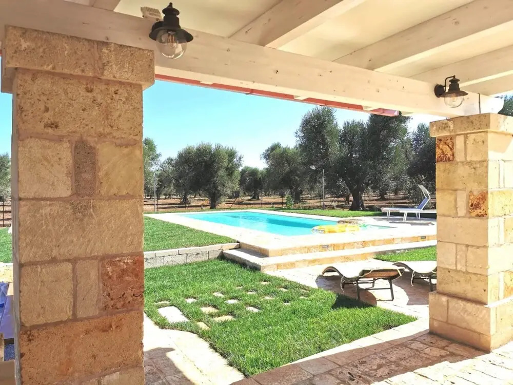 Antico trullo ristrutturato con piscina e giardino