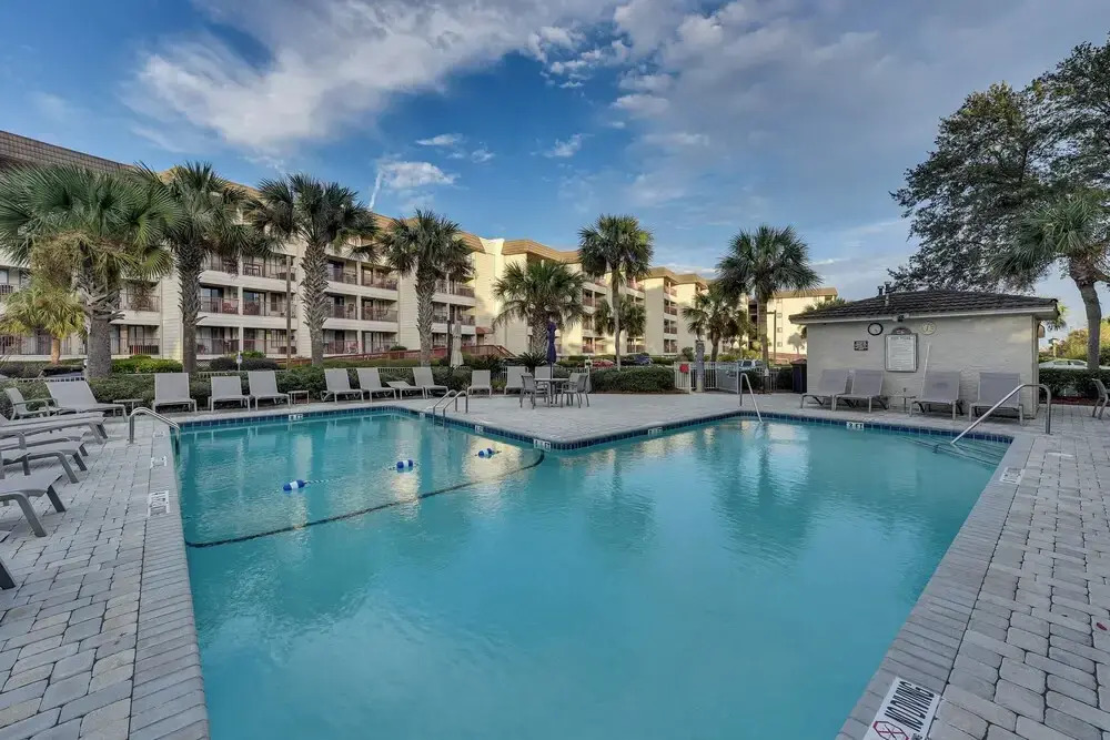 Poolside Bliss, Beach Strolls! Hilton Head Retreat