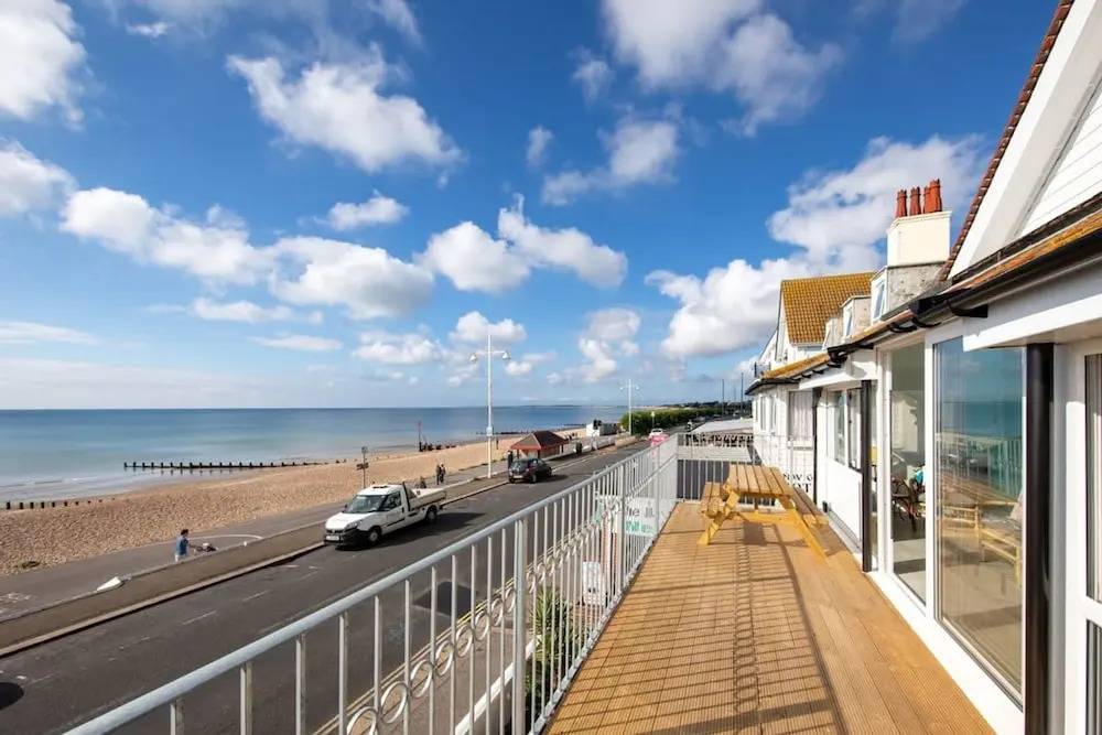 Stunning Beachfront Apt w Balcony Sea Views