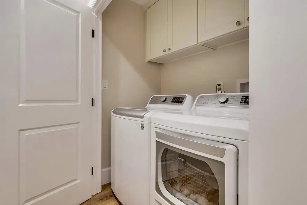 Gorgeous Upgraded 5 Bedroom & 4 Bath Home With Jacuzzi