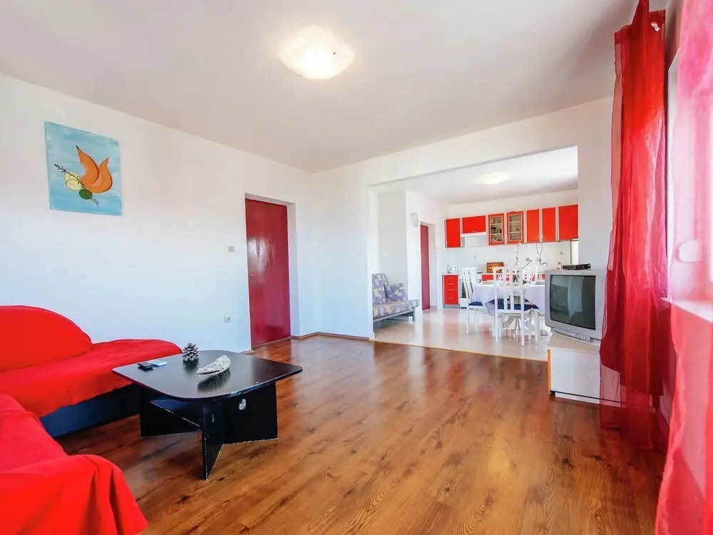 Spacious Apartment with Terrace in Banj
