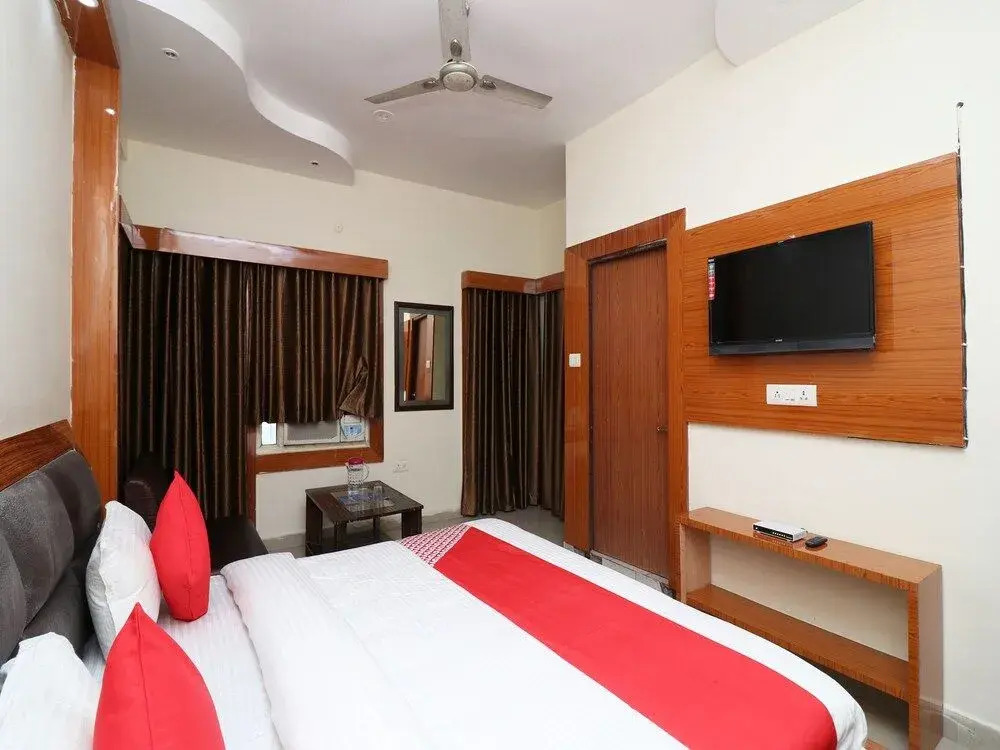 OYO 23341 Hotel Neena Palace