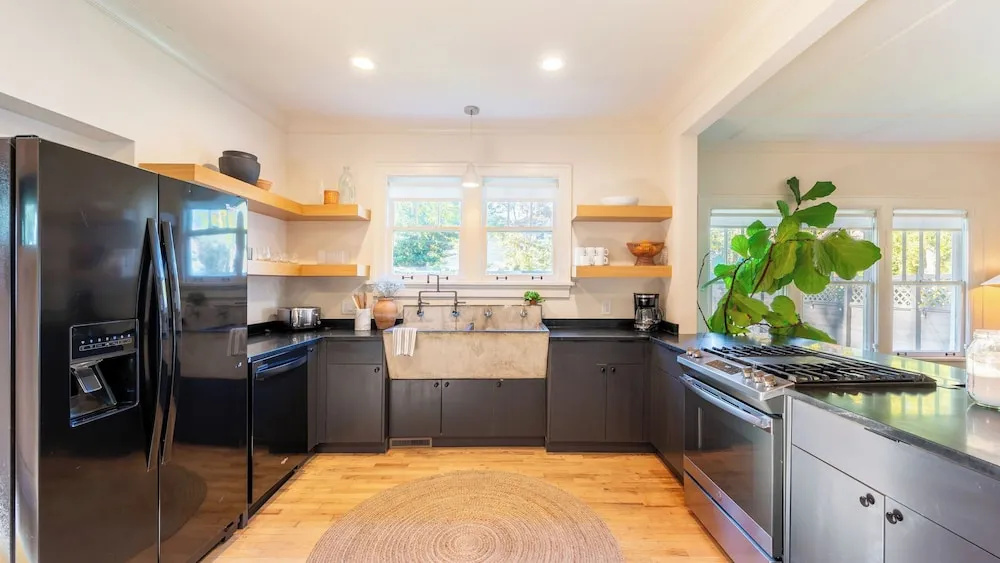 Southern Charm, Backyard Firepit, Outdoor Dining, Mins to Downtown Chapel House by Avantstay