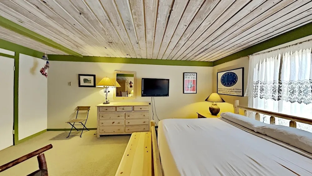 Beautiful One Bedroom Condo! Just Steps to Mammoth Mountain with Fully Equipped Kitchen! by RedAwning