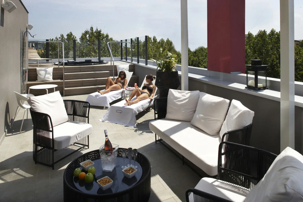 Q Hotel