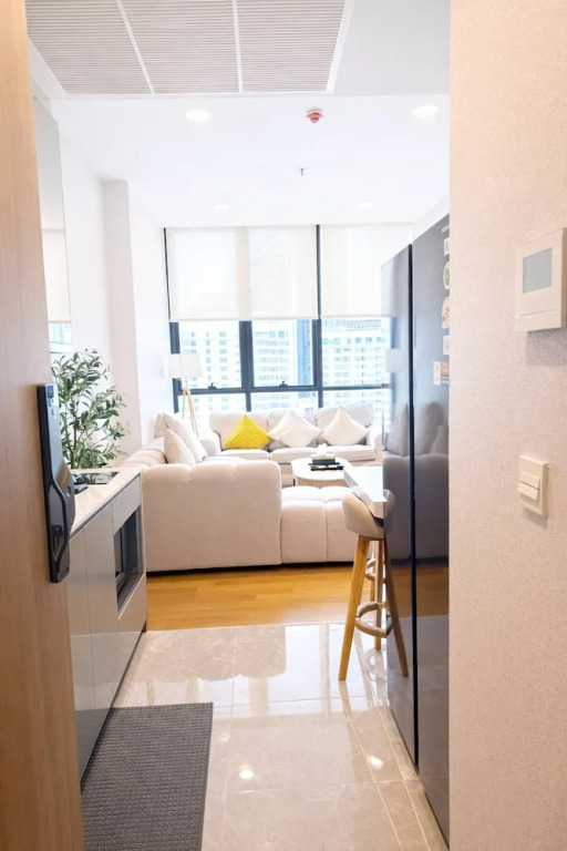 Luxury 1 Bedroom l BTS 2 Mins l Pool and Gym