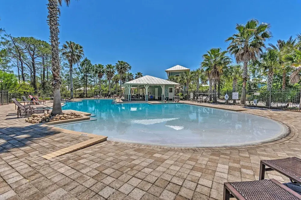 Beach Oasis w/ Pool Access, ~ 1 Mi to Shore!