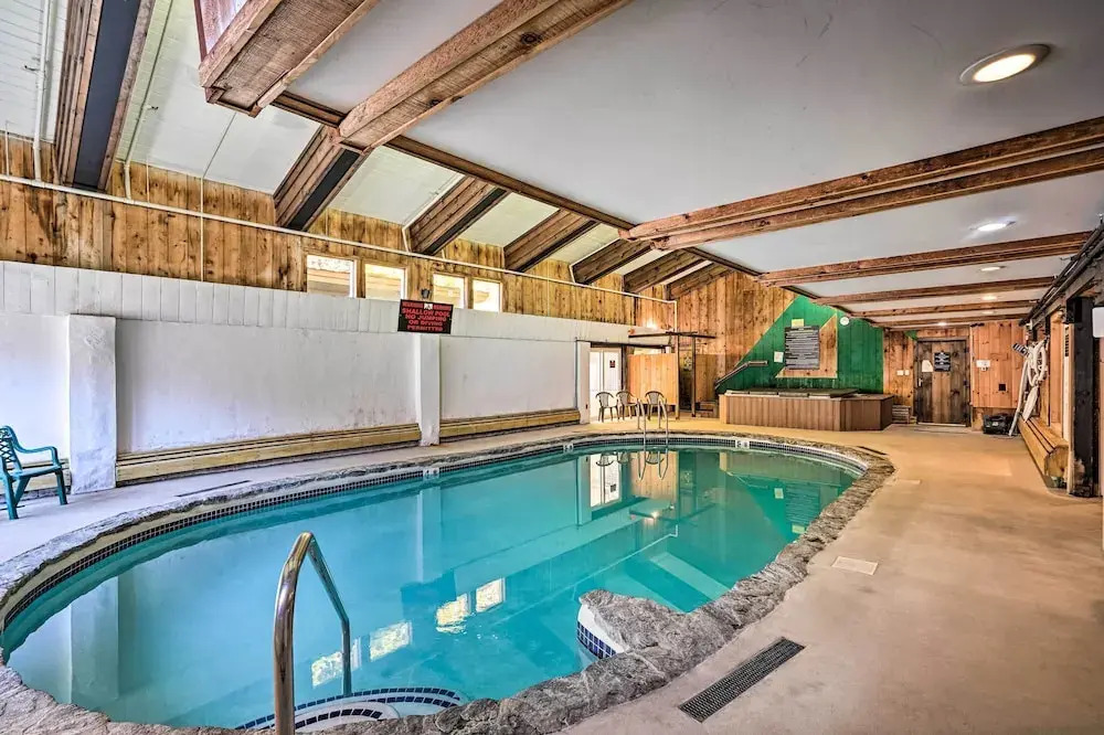 8 Mi to Mt Snow: 'cozy Bear Cabin' w/ Hot Tub!