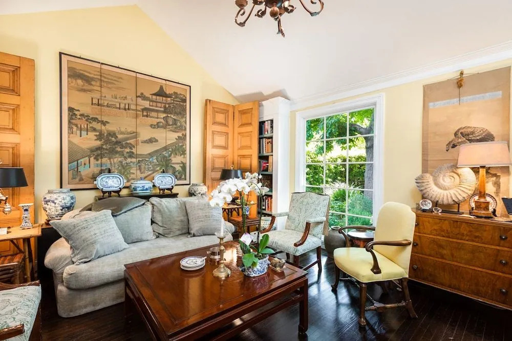 Elegant Home in the Heart of LA 2 Bedrooms 1 Bathroom Duplex