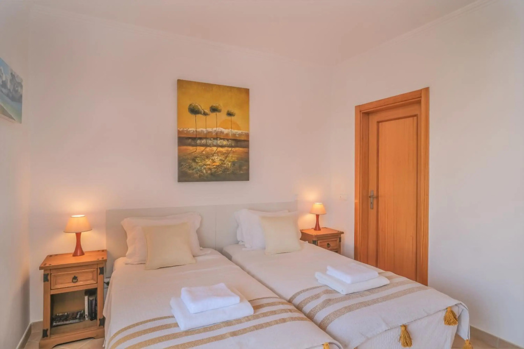 Top-floor 2 BR holiday home with sea view and pool