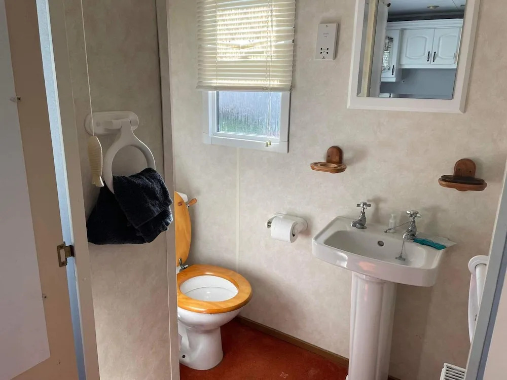 Caravan-sleeps 5-pets Ok-parking-linen Incl