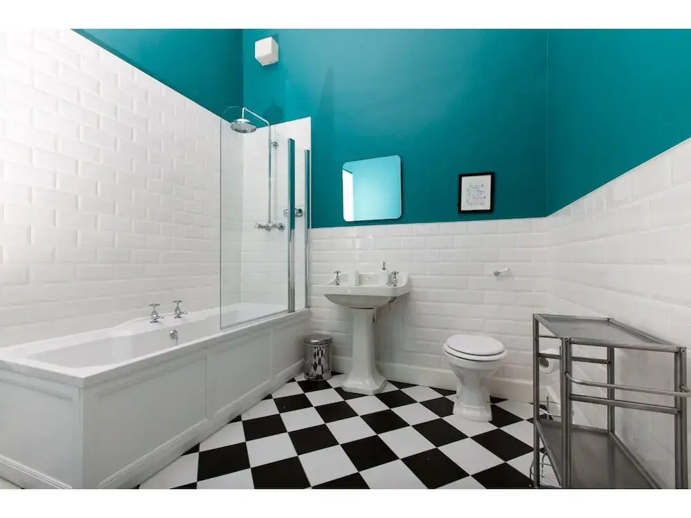 Spacious, Elegant 4BR New Town Flat For 9