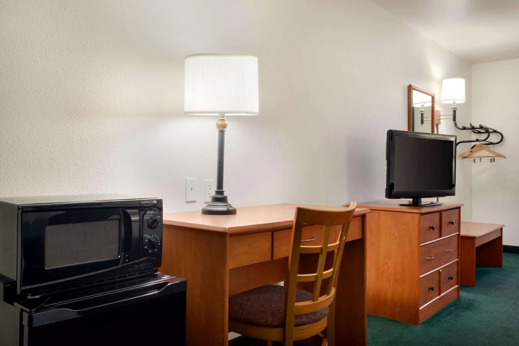 Travelodge by Wyndham Clinton Valley West Court