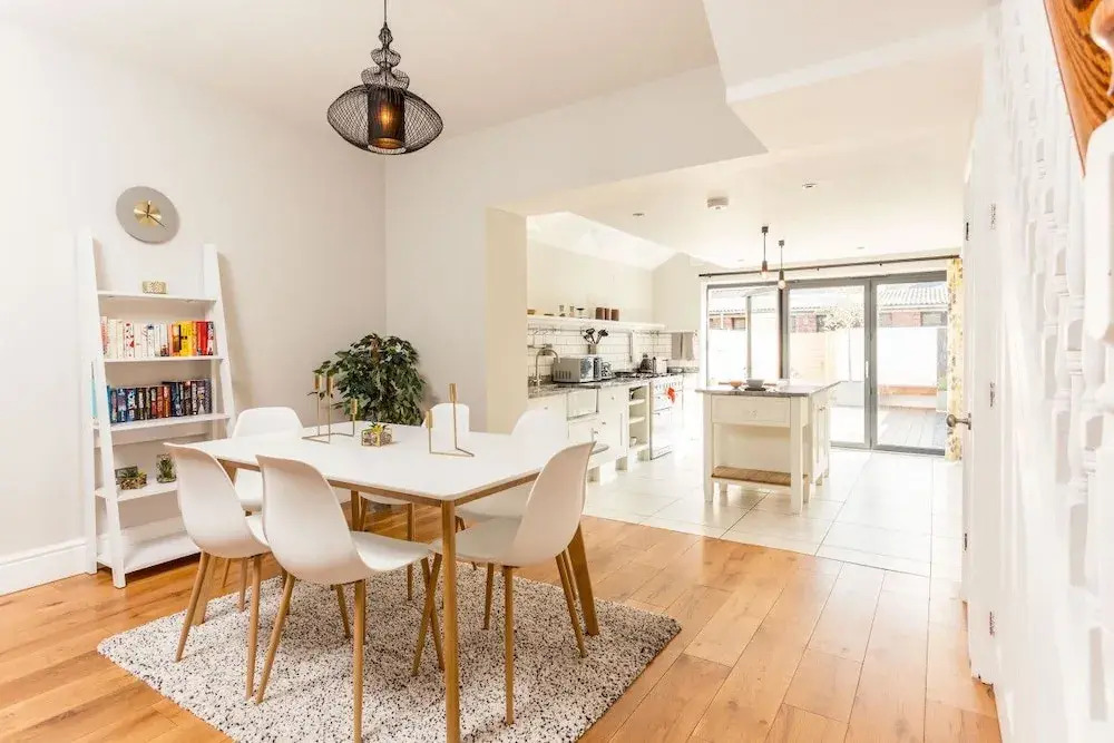 Modern 3 Bed Home in trendy Cambridge suburb