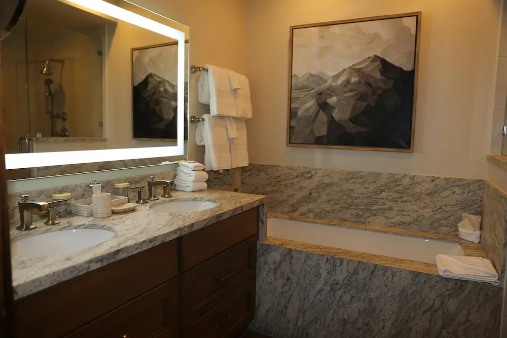 Luxury Three Bedroom Suite with Mountain Views and Three Hot Tubs
