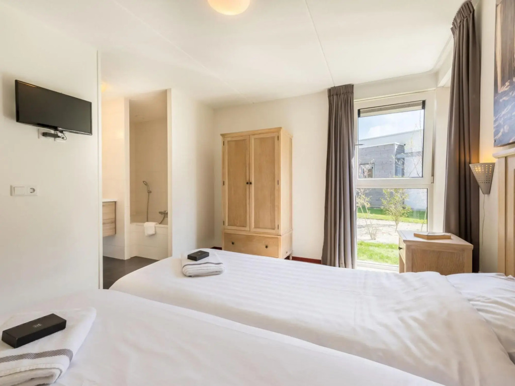 Luxury Chalet With two Bathrooms, Near the sSa on Texel