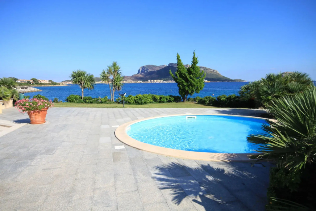 It consists of a large living room with comfortable sofa bed for 2 persons, two double bedrooms with-S'ABBA DI SU