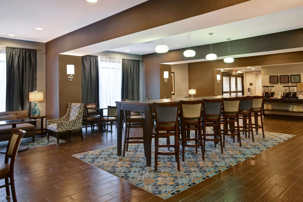 Hampton Inn Dekalb - Near the University