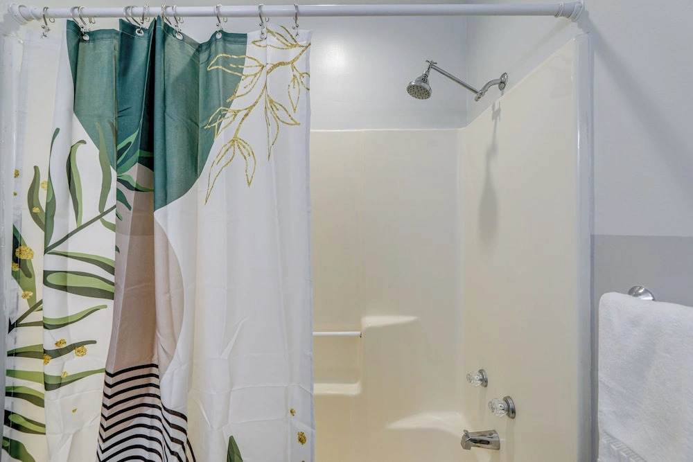 Bright & Airy Condo: Walk to Beach/boardwalk