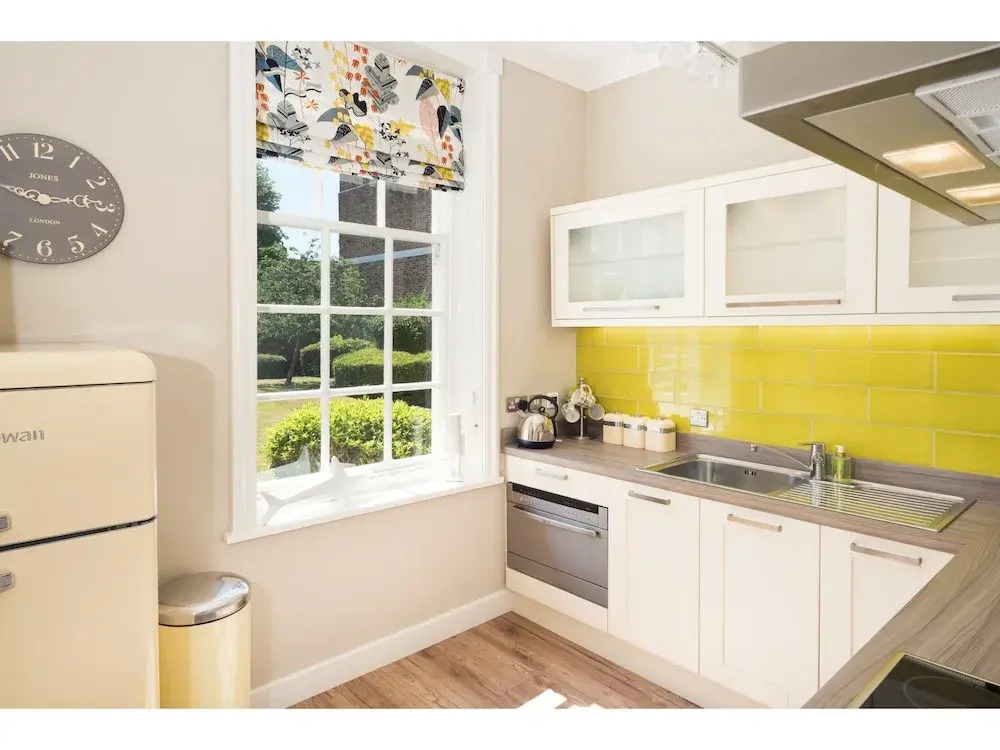 Stunning 1BR Apartment in Central York W/parking