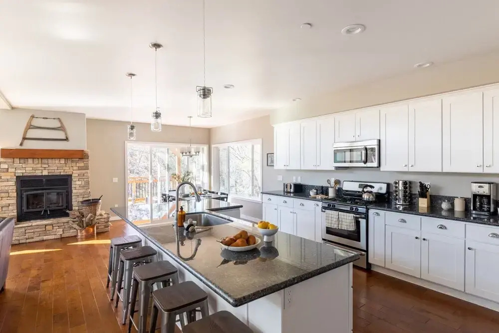 Kodiak by Avantstay - Picturesque Big Bear Home w Modern Amenities & Large Balcony