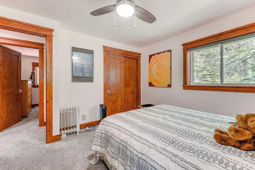 7 Mi to Lake & Skiing: Riverfront Truckee Home
