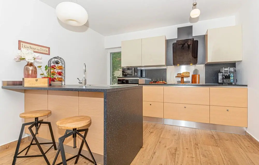 Awesome Home in Brodarica with Hot Tub, WiFi & 6 Bedrooms
