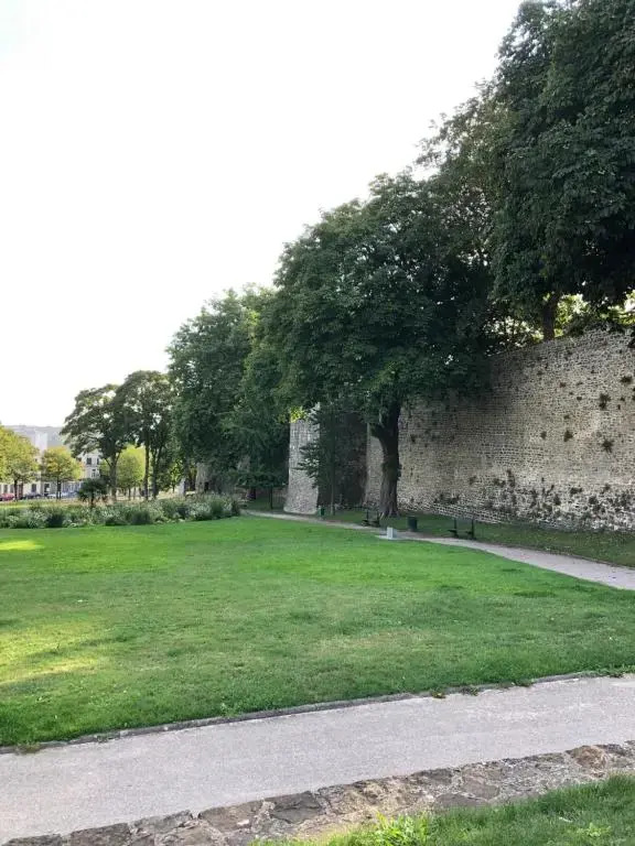 Face aux remparts