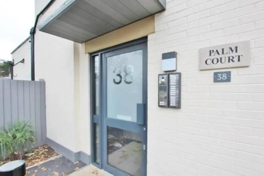 Stunning apartment with 2 bedrooms, 2 en-suites, private parking