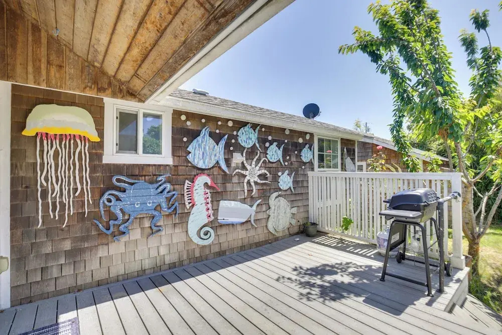 Coastal Lincoln City Home w/ Spacious Deck!