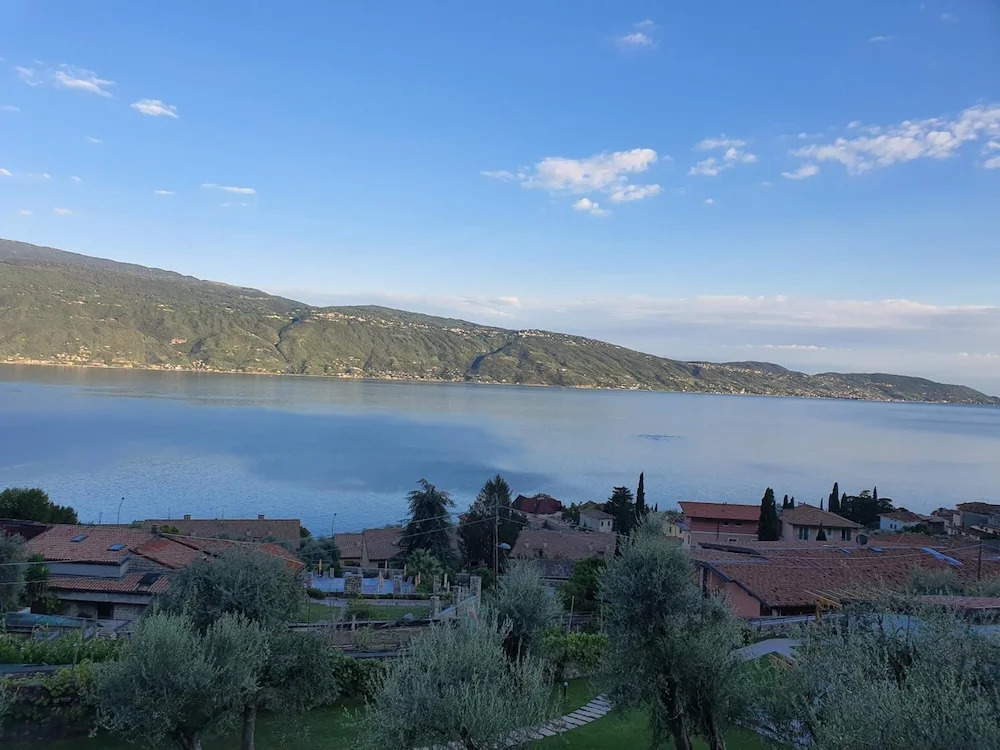 Residence Dany appartamenti con cucina vista lago piscina e parcheggio
