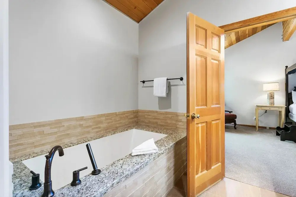 Twin Pines at Deer Valley Resort - Three Bedroom Condo with Hot Tub #5 3 Condo