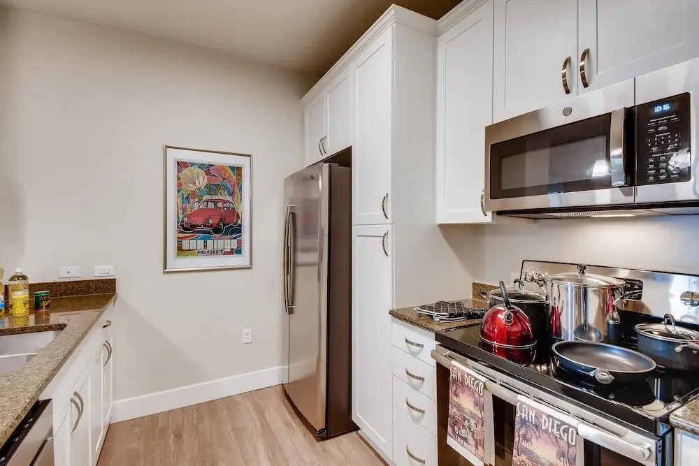 (70% off) - San Diego Top Location Work Or Fun 2BR/2.5 Bath - Pool, Gym, & Free Parking (FV10)