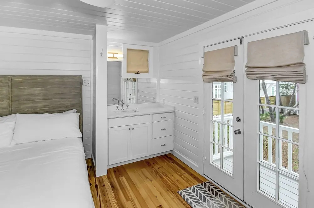 Seaside Cottage "sea Shack" Adorable Tupelo Street, Sleeps 4 1 Bedroom Home by RedAwning