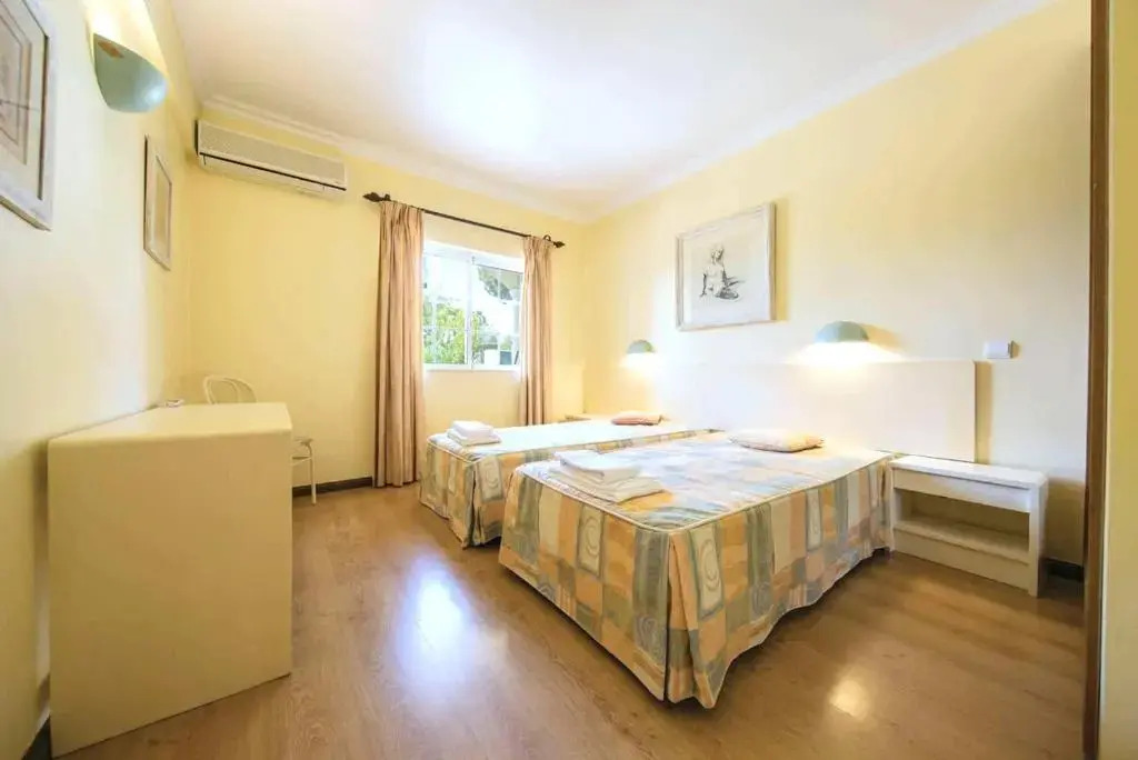 A stylish villa with a private pool, short drive from the centre, free AC Wifi