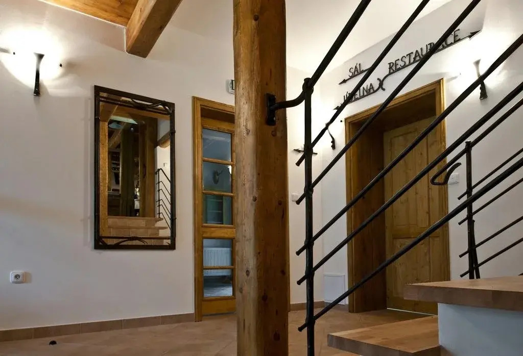 Wellness Hotel Holzberg - krytý relaxační bazén, dětský bazén, whirlpool, sauna, restaurace, bowling, venkovní hřiště, herna, pingpong, billiard