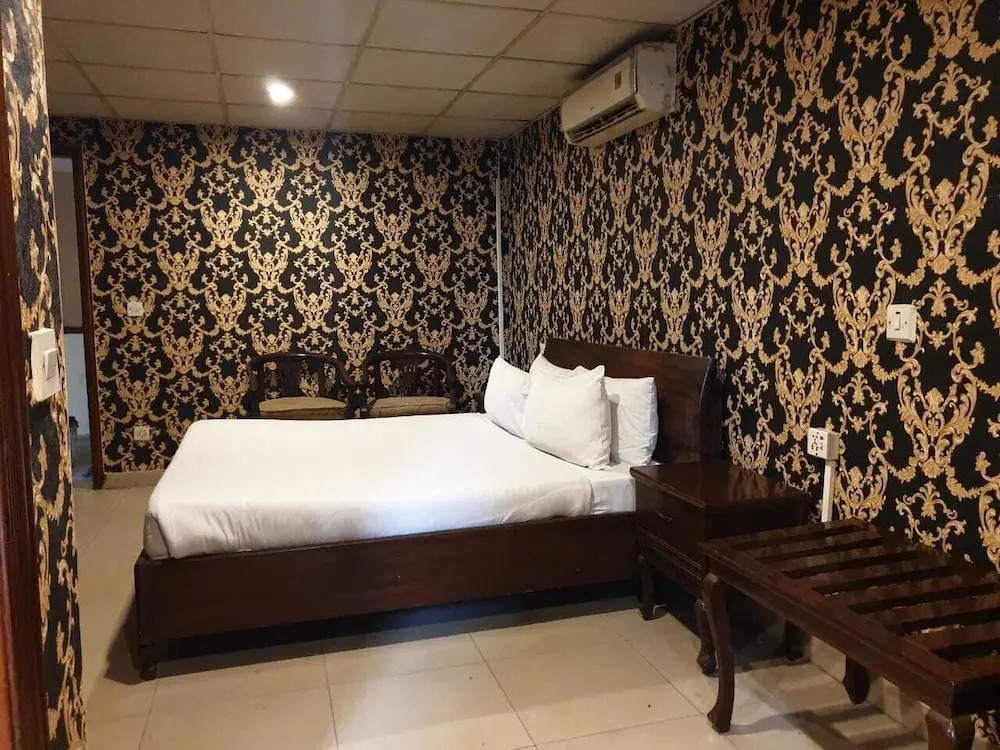 Grand One Hotel Faisal Town