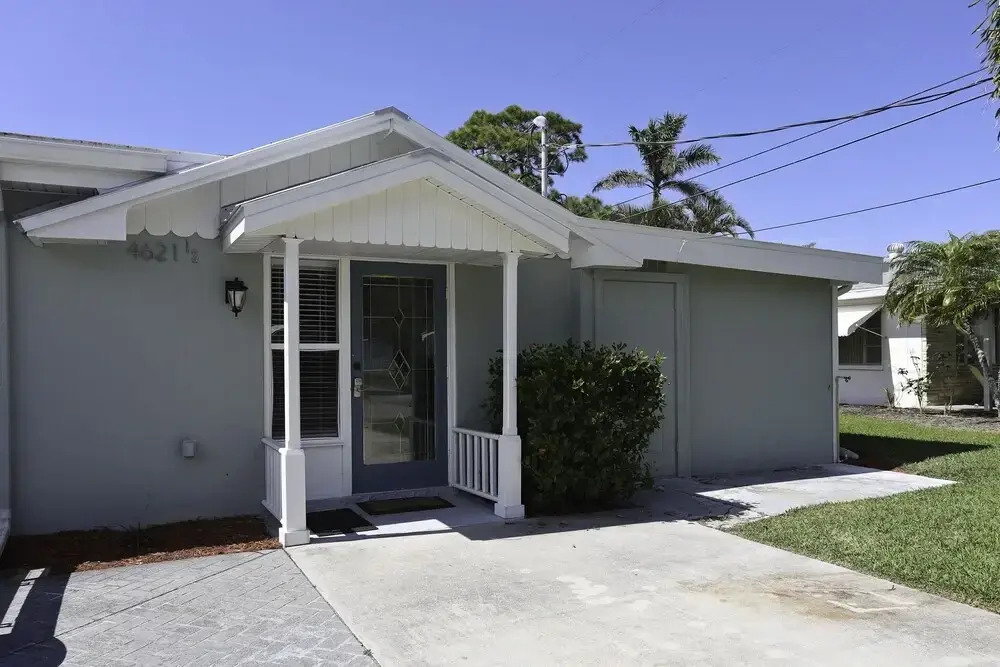 1 Bedroom Bay Front Villa Bring Your Boat Dock Space Available 1 Villa by Redawning