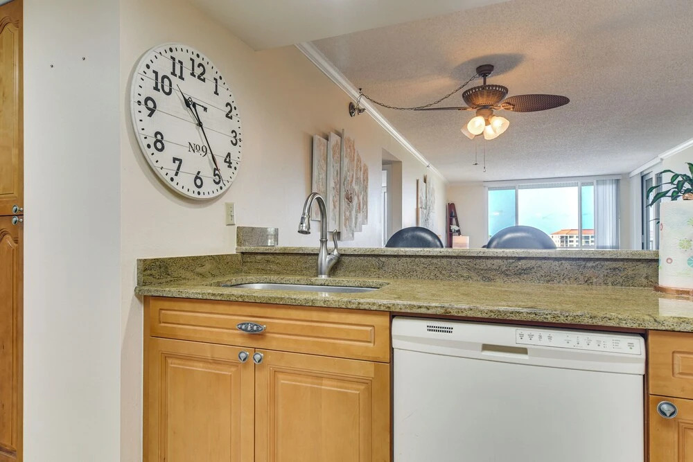 2 Mi to Beach! Bay-view Snowbird Haven in St Pete