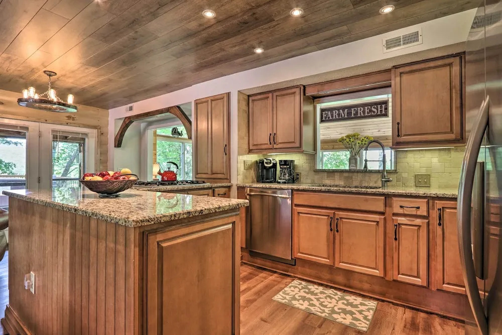 Mtn-view Cabin w/ Hot Tub in Sevierville!