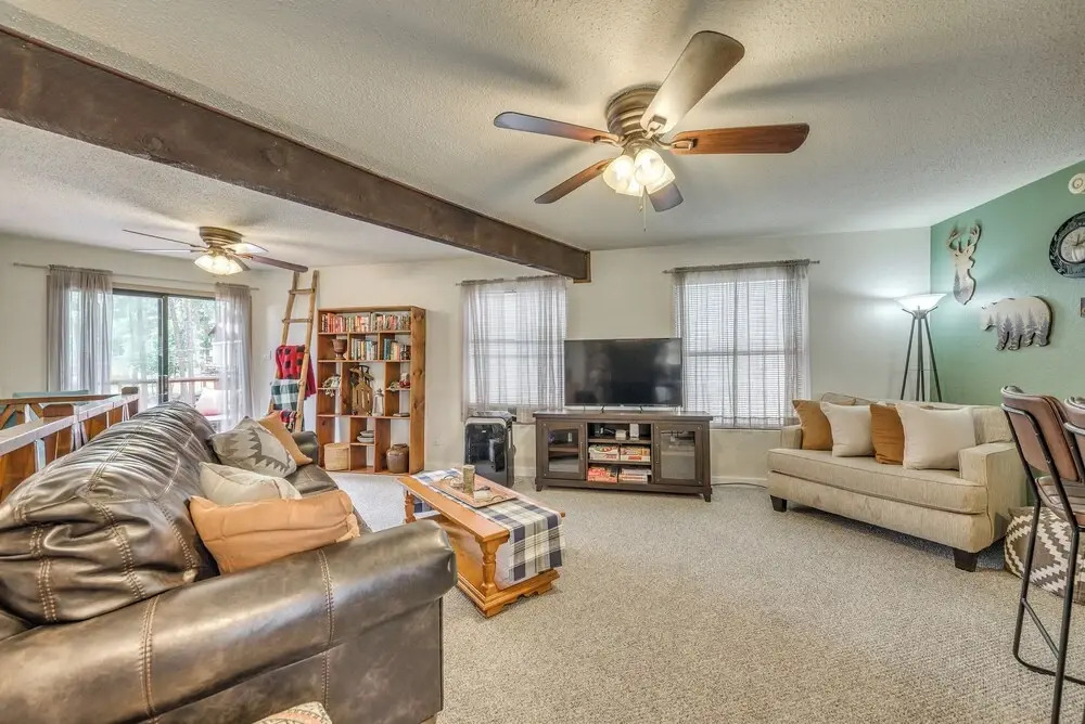 Ruidoso Home w/ Balcony ~ 16 Mi to Ski Apache!