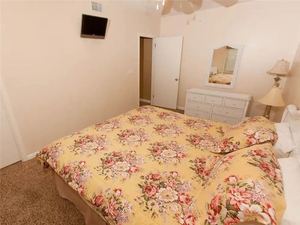 Phoenix X 604 - 3 Br condo by RedAwning