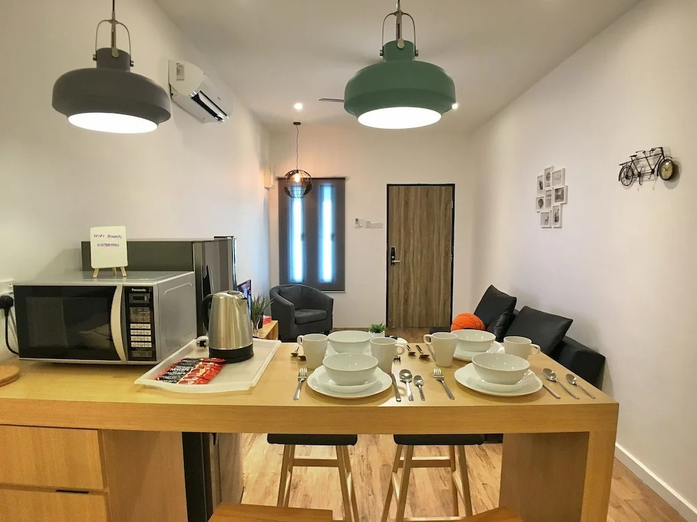 iBook4 Deluxe 2 Bedroom Gurney Suite by iBook Homestay