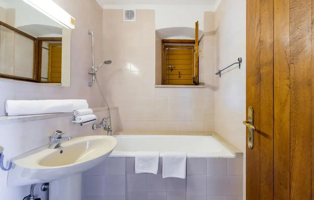 Stunning Home in Milna With 5 Bedrooms and Wifi