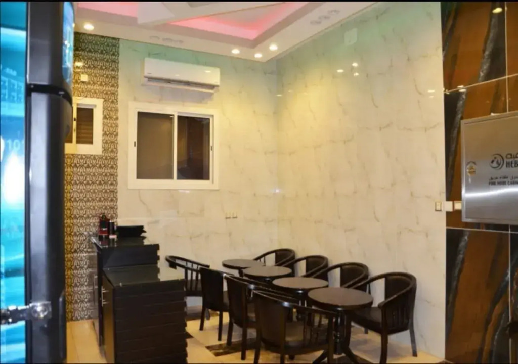 شقق البحر الأزرق المخدومه