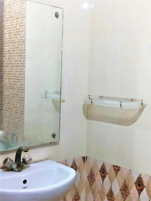 Hotel White Palace,Nizamuddin Railway Station