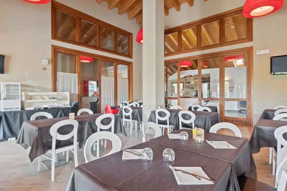 Sunny Coastal Escape in Lido