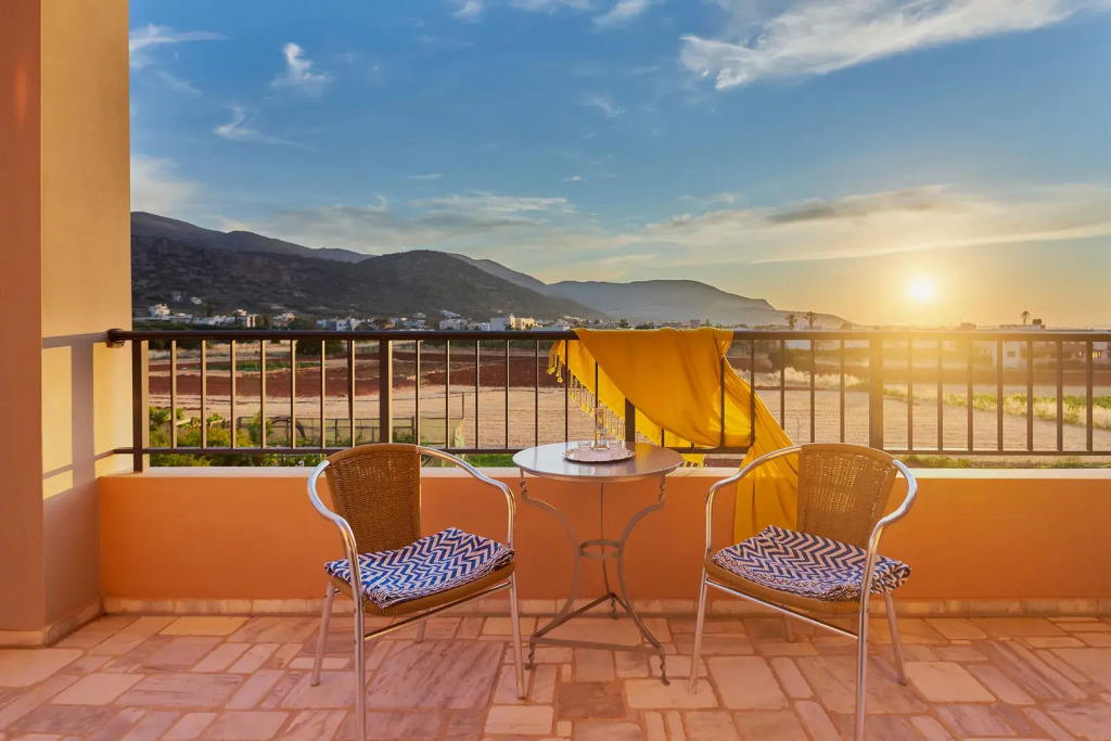 Golden Bay Apartments-Garden Haven