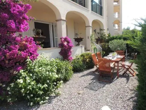 Apartamento con jardín y parking cerca del mar en Roses