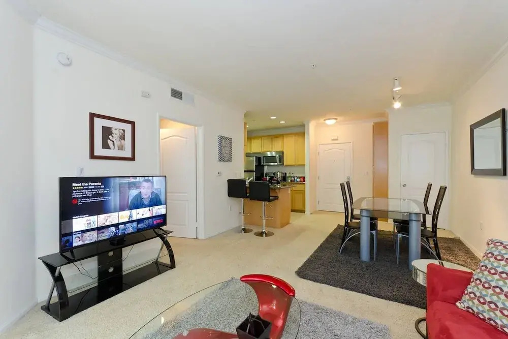 Top Downtown Location, Fast WIFI, & Free Parking! (P-1)